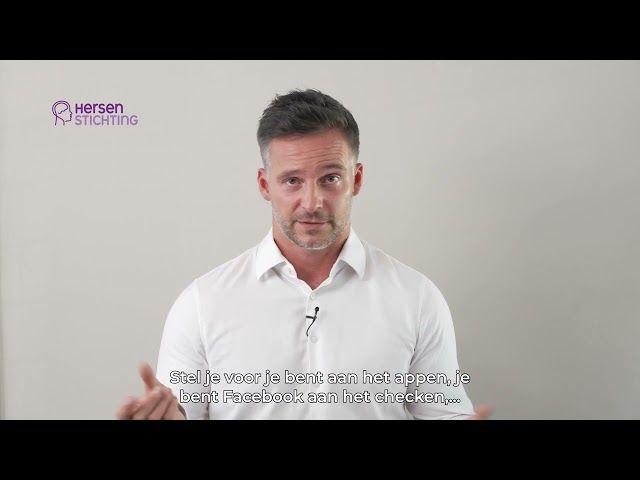 Dr. Merijn van de Laar in de video Feit of fabel? Een blauwlichtfilter op je telefoon helpt om beter te slapen, prikkelarme versie van Hersenstichting