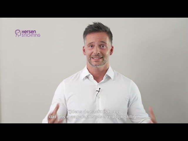 Dr. Merijn van de Laar in de video Feit of fabel? Vet eten voordat je gaat slapen is niet goed van Hersenstichting