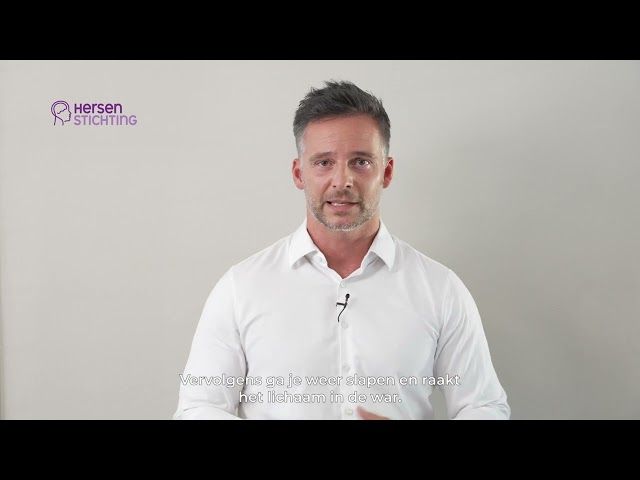 Dr. Merijn van de Laar in de video Feit of fabel? Snoozen kan geen kwaad, prikkelarme versie van Hersenstichting