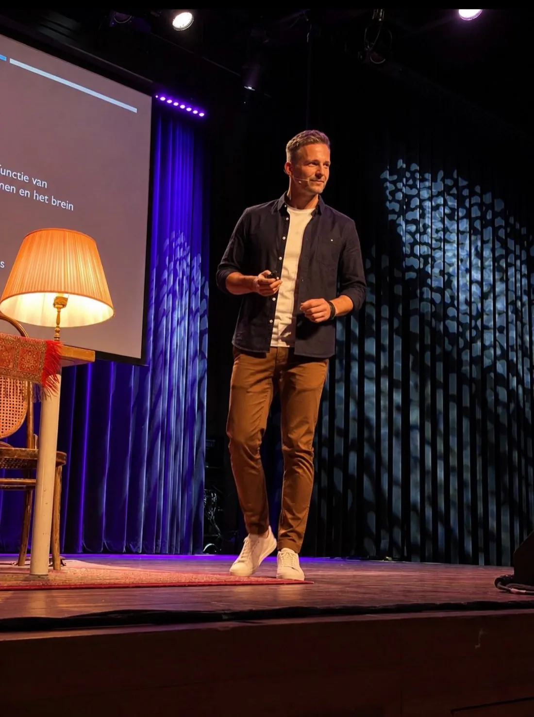 Dr. Merijn van de Laar geeft een keynote op het podium