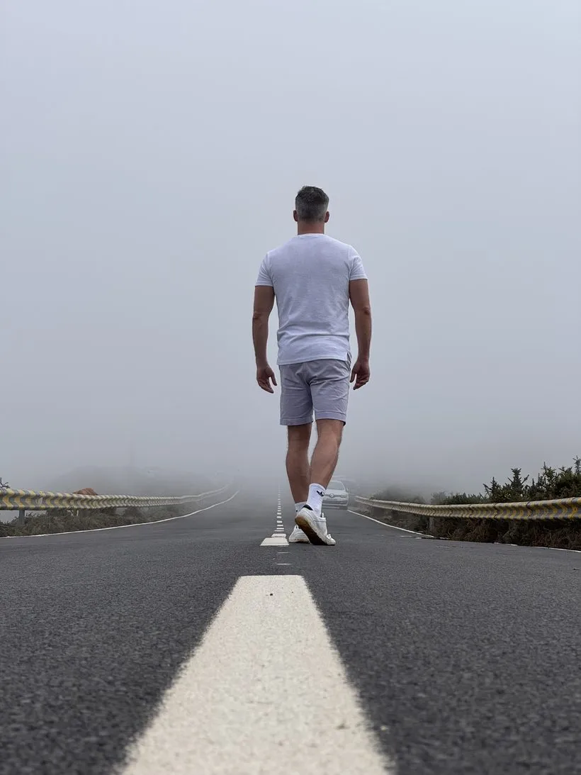 Dr. Merijn van de Laar loopt op een open weg die de mist in verdwijnt: de route van slecht naar beter slapen.